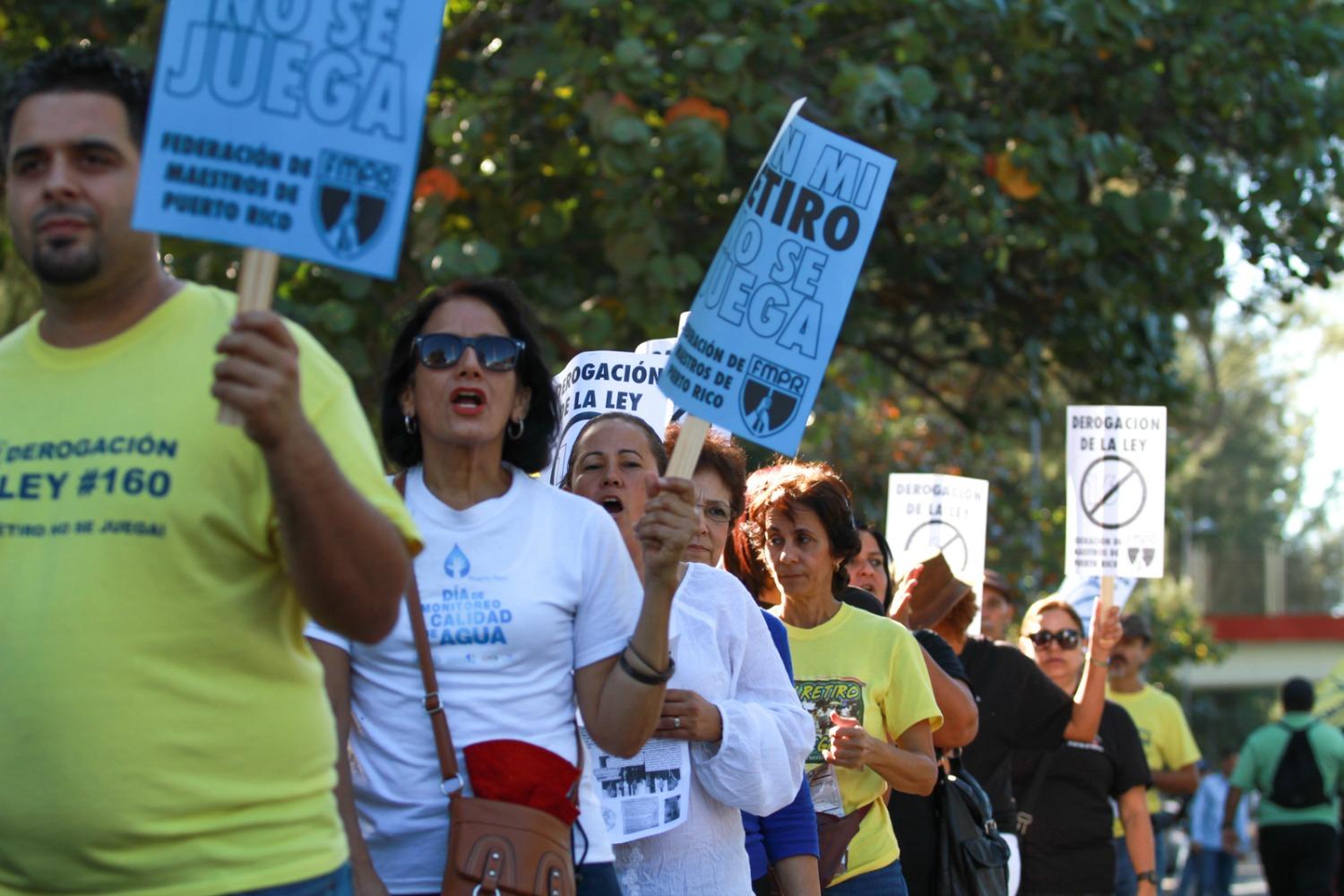 #BATradio Mercedes Martinez, president of the Federación de Maestros de Puerto Rico (FMPR) takes it to the street