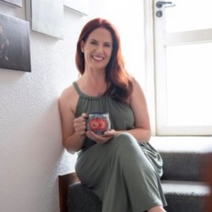 20:  Joanne Holbrook talks about imperfect parenting, living in different cultures and shares an illuminating frugalista tip