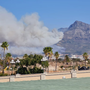 !!BREAKING NEWS!! Table Mountain fire "rages out of control" in Cape Town