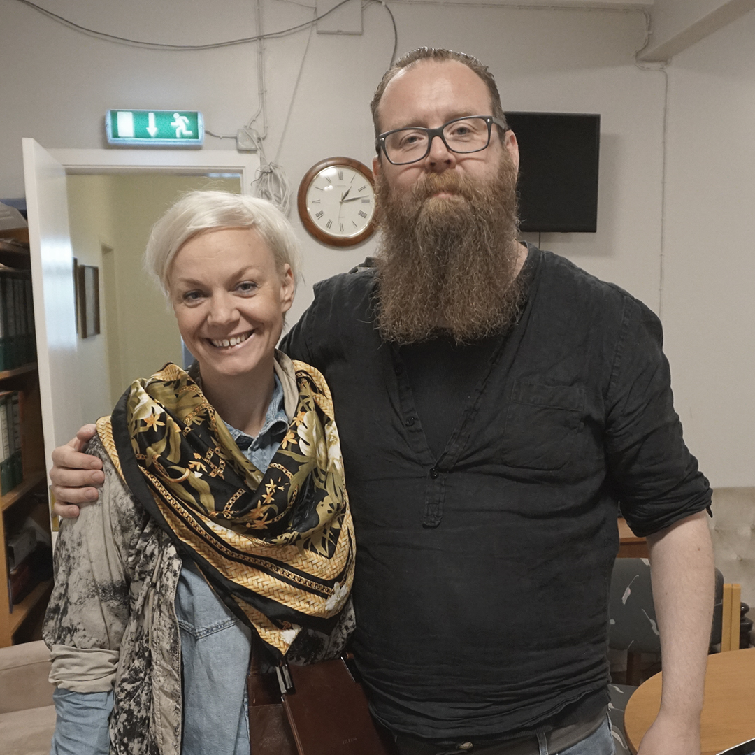 Snæbjörn talar við fólk
