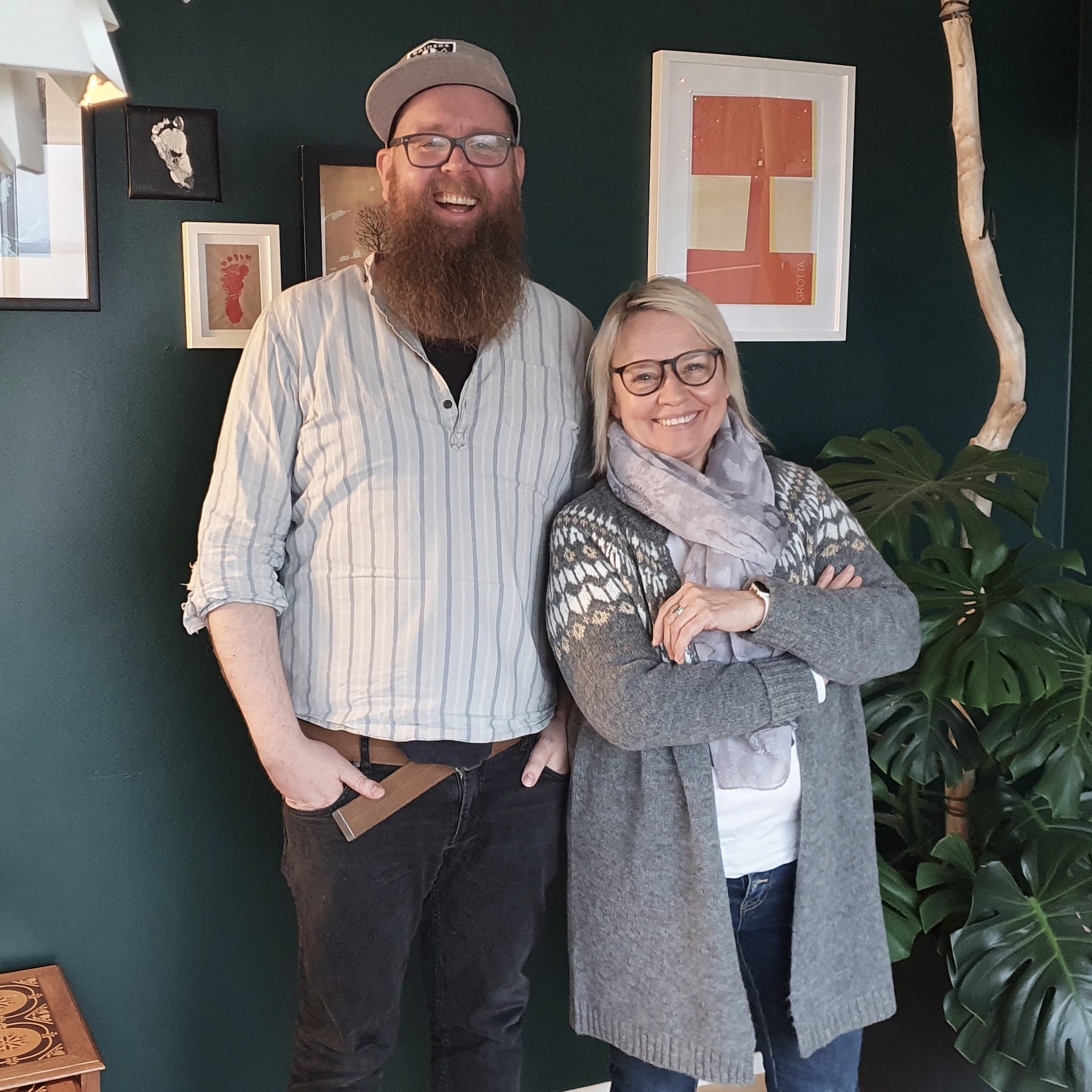 Snæbjörn talar við fólk