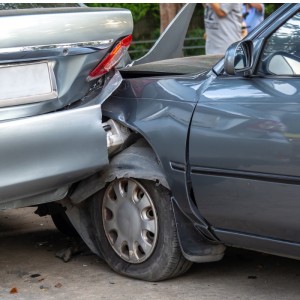 Importancia de listar en el seguro de auto a todos los que viven en la misma casa