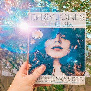 Booktalks Episode 5: Daisy Jones & The Six By Taylor Jenkins Reid