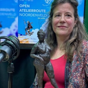 Interview met Angelien Coco Martin in de studio, van OpenAtelierroute Noordenveld.