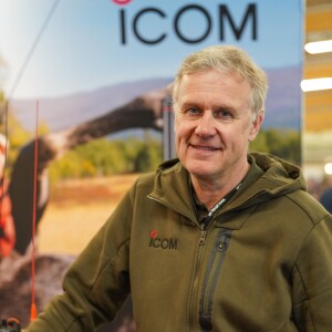 Kjell Lennartsson visar upp årets ICOM-nyheter – direkt från Elmia Game Fair