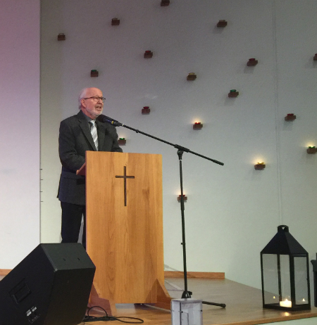 Pastor Sven Øverland taler 1. påskedag 
